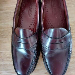 G.H. Bass and Company Men's Classic Penny Loafer. Size 9. Rich brown in color.